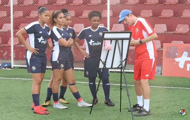 Kenneth Zseremeta en los entranamientos del equipo femenino. Foto:Fepafut