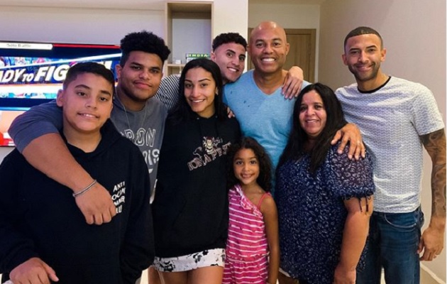 Mariano Rivera con todos sus hijos.