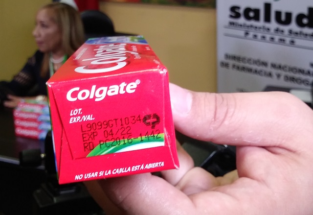 Número de lote y fecha de expiración de la pasta de dientes Colgate Triple Acción falsificada. Foto: Belys Toribio