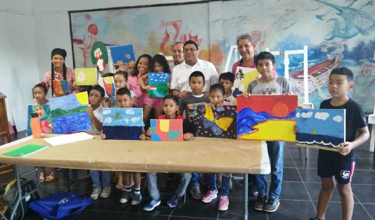 Niños participantes en los cursos junto al ministro de MiCultura, Carlos Aguilar. Muestran, orgullosos, sus trabajos. Foto: MiCultura
