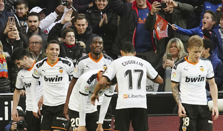 Los jugadores del Valencia festejando el segundo gol sobre Barcelona. Foto AP