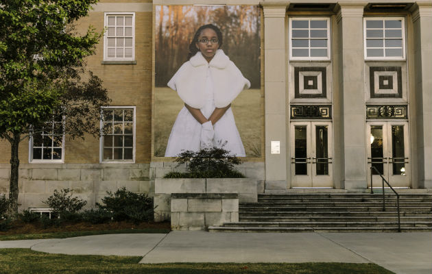 Newnan, Georgia, instaló 17 retratos gigantes en el centro. Reflejan cómo la inmigración ha cambiado la sociedad de EE. UU. Foto/ William Widmer para The New York Times.