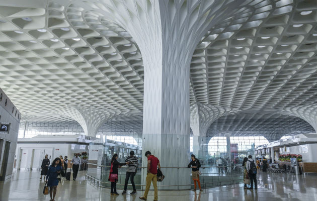 En años recientes, 20 de las 80 aerolíneas que vuelan a India han agregado vuelos o aumentado capacidad. El aeropuerto en Mumbai. Foto / Atul Loke para The New York Times.