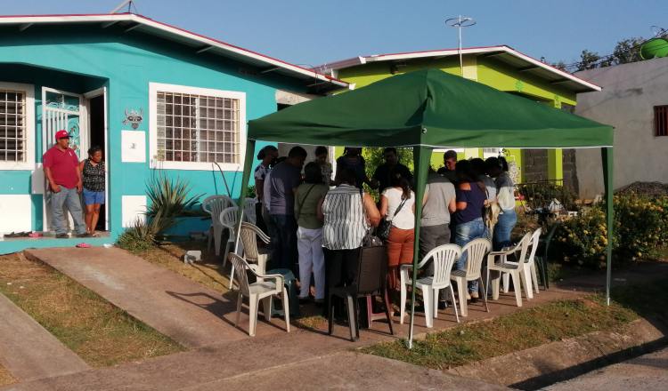 Docentes de la escuela Zaida Zela Núñez, en donde Hernán De Gracia cursaba estudios, visitaron a su familia y oraron con ellos.  Eric Montenegro