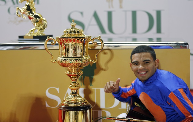 Luis Sáez posa con la copa.