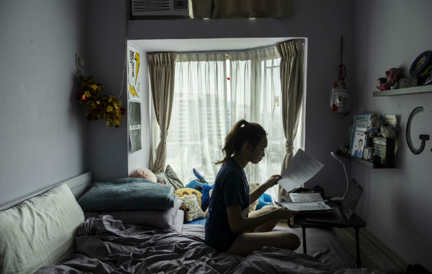 Más de 360 millones de estudiantes no acuden a clases al cerrar las escuelas por el coronavirus. Chloe Lau hace tarea en Hong Kong. Foto / Lam Yik Fei para The New York Times.