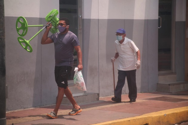 Las medidas aprobadas implican que la población cumpla de manera permanente con el uso obligatorio de mascarillas. Foto Víctor Arosemena