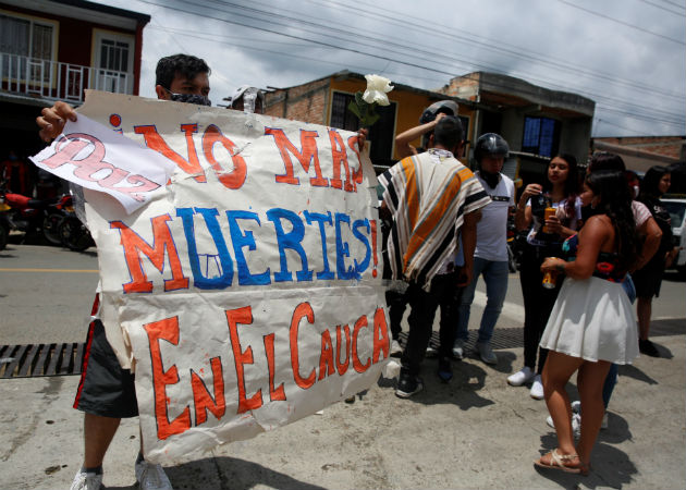  Familiares y amigos despidieron este martes en Popayán (suroeste) a tres de las seis víctimas de la masacre. Fotos: EFE.