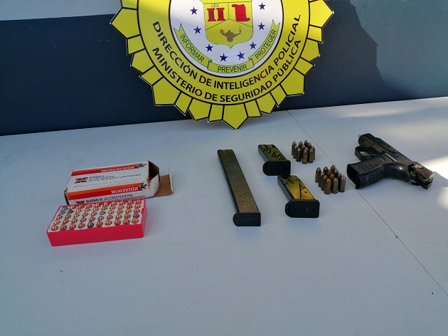 Durante el operativo incautaron varias armas y dinero en efectivo.