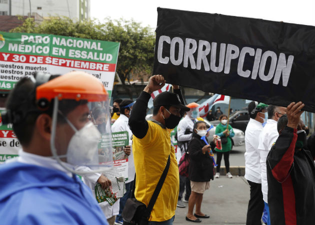  Médicos de la seguridad social peruana efectúan una quema en una calle de Lima exigiendo mejoras salariales y sanitarias. Fotos: EFE.