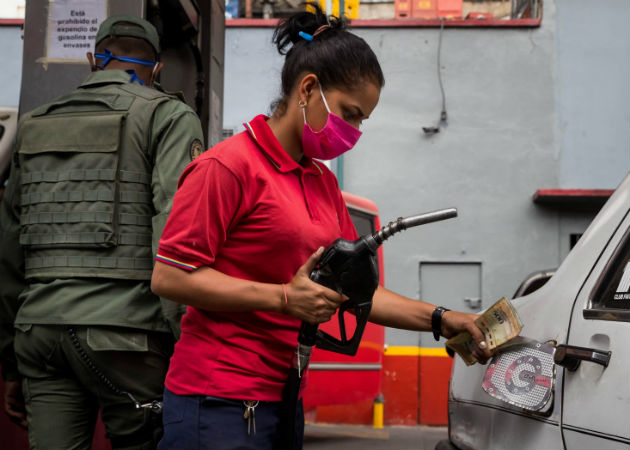 El presidente Nicolás Maduro afirmó que PDVSA ha recuperado dos refinerías y que esperaba la pronta normalización del suministro de gasolina. Foto: EFE.