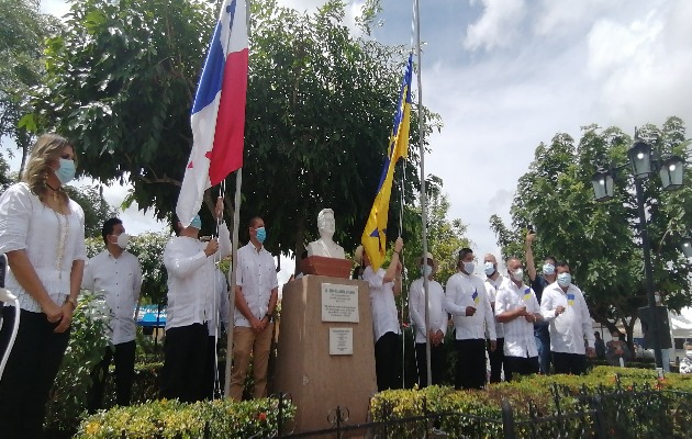 Los actos finalizaron con la izada de las banderas del distrito de Chitré y de la República de Panamá en el parque Unión. Foto: Thays Domínguez