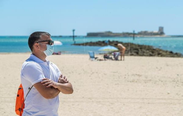 Al ingresar en la zona, las personas deben usar mascarillas.