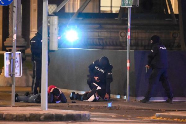 Los servicios sanitarios han establecido un punto de emergencia en el centro de la ciudad para atender a los heridos según su gravedad, informa APA. Foto: EFE