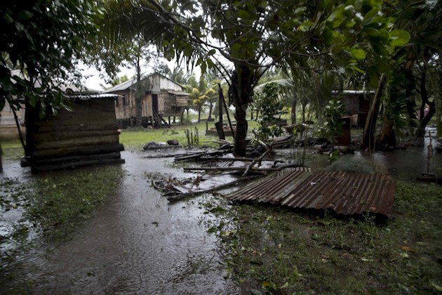 Los fallecidos murieron soterrados tras un deslave en una misa artesanal en el municipio de Bonanza, en la Región Autónoma del Caribe Norte (RACN), como consecuencia de las lluvias provocadas por Eta, que golpea esa zona de Nicaragua con intensidad de categoría 4 en la escala Saffir-Simpson, de un máximo de 5.