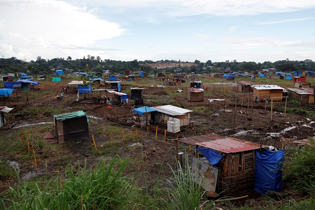 Casas improvisadas fueron levantadas por los precaristas. Foto: EFE