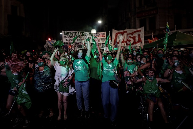 Cientos de miles de personas festejan la despenalización del aborto en Argentina. Foto: EFE