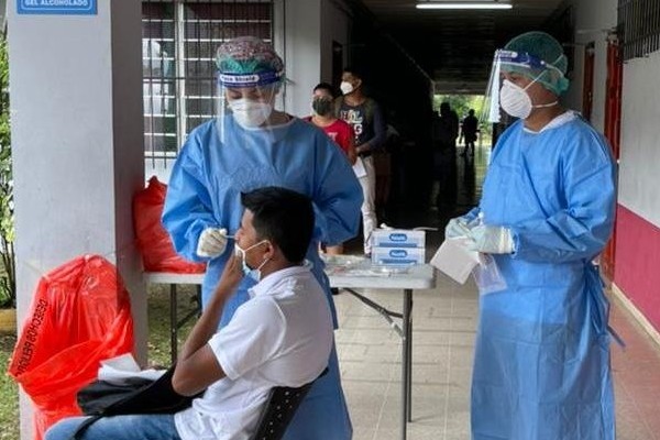 El Equipo de Respuesta Rápida se trasladó a la Facultad de Enfermería de la UP en Bocas del Toro para hacer hisopados.