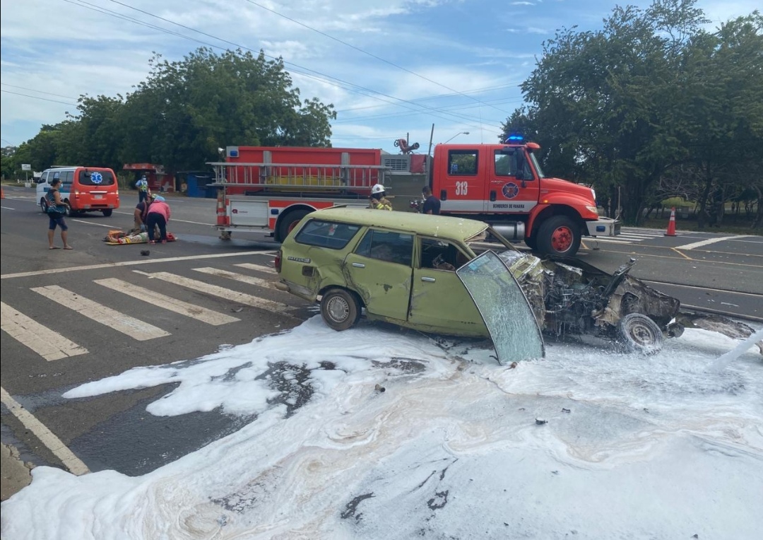 Bomberos y paramédicos del 911 brindaron los primeros auxilios. Foto:Thays Domínguez