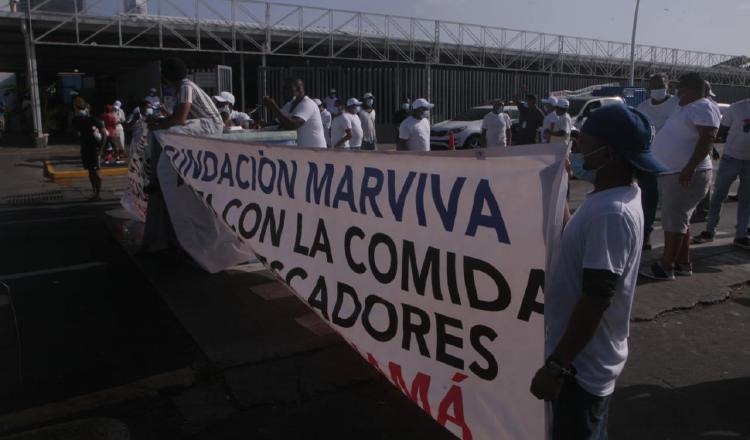Ayer, hubo protestas en todo el país por parte de estos trabajadores, mientras que en la capital, un grupo marchó desde el mercado de mariscos hacia la Asamblea Nacional, donde fueron recibidos por un grupo de diputados.