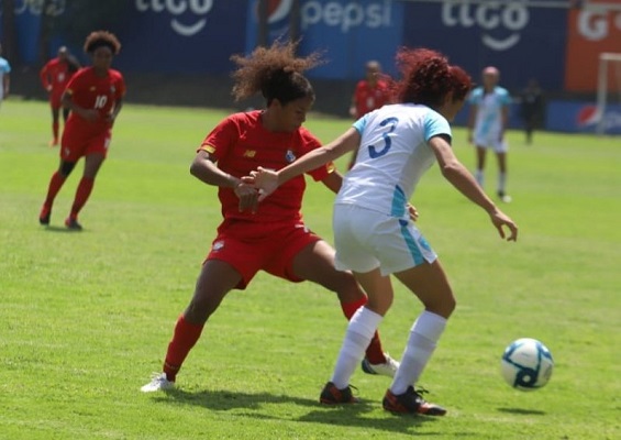 Marta Cox marcó el único tanto para la selección femenina vía penal. Foto: @fepafut