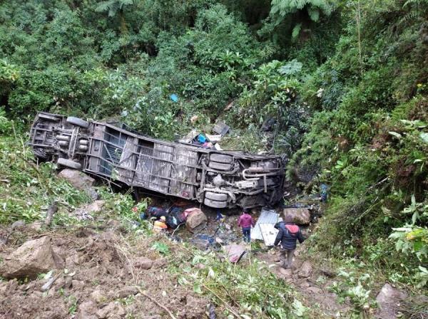 Labores de rescate de un ómnibus accidentado en Cochabamba (Bolivia). EFE