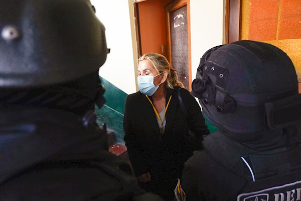 La expresidenta interina de Bolivia, Jeanine Áñez, en las instalaciones de la Fuerza Especial de Lucha Contra el Crimen (Felcc) de La Paz, este sábado. Foto:EFE