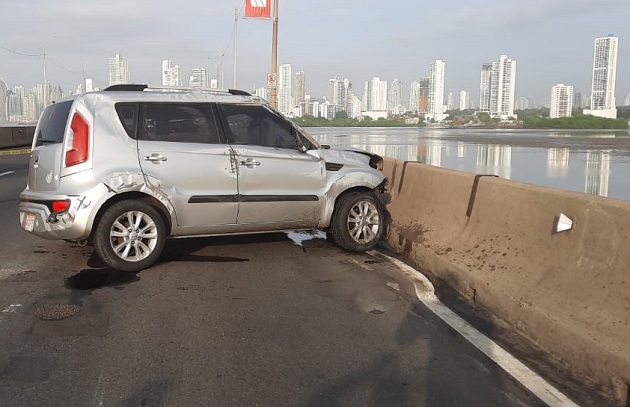 La mujer colombiana estrelló el auto que conducía contra un jersey en el Corredor Sur, luego de ser atacada por los delincuentes. Foto: Cortesía Ministerio Público