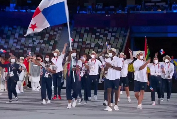 Atheyna Bylon con la bandera nacional en el recorrido de Panamá en la inaguración de los Juegos de Tokio. Foto:Cop