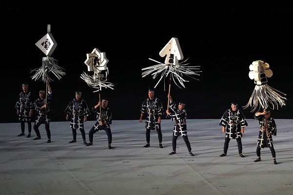 Bailarines en la inauguración en los Juegos de Tokio. Foto:EFE