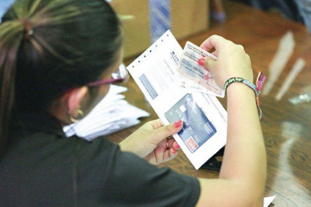 En las áreas urbanas el pago del Pase-U se hará a través de la tarjeta Clave Social y la cédula juvenil. Foto: Cortesía Ifarhu