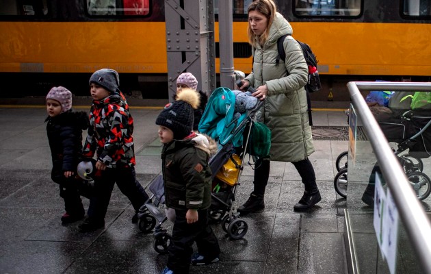 Cada día más de 70,000 menores abandonan Ucrania. Foto: EFE