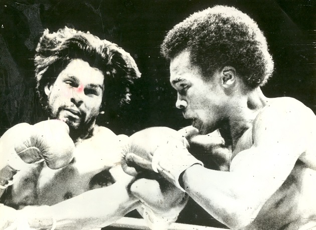 Roberto Durán abandonó al final del octavo asalto la revancha contra Sugar Ray Leonard, el 25 de noviembre de 1980. 