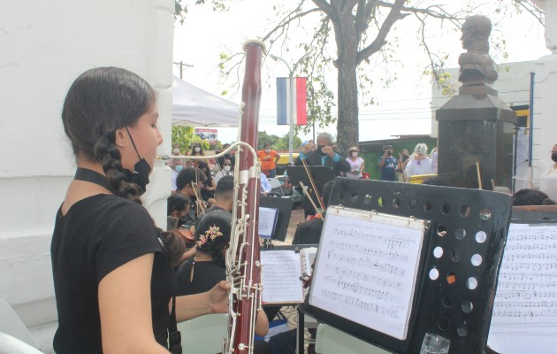 Los músicos requieren de atriles, cada uno de ellos tiene un costo de $40.00. Foto. Eric Montenegro