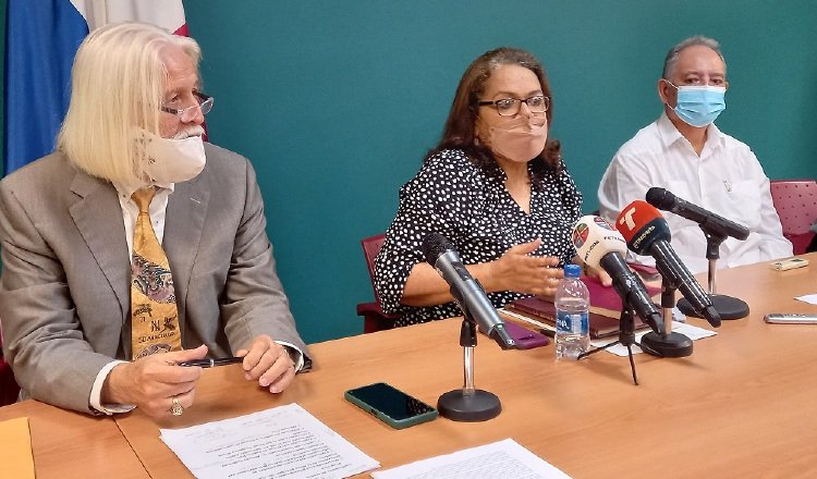 Egresados del Instituto Nacional, con la vocería de Ileana Gólcher (centro). Foto: Francisco Paz