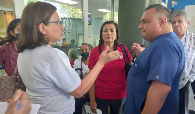 El director de los Servicios Médicos de la CSS. Alex González (der), escuchó la queja de los pacientes. Foto: Francisco Paz