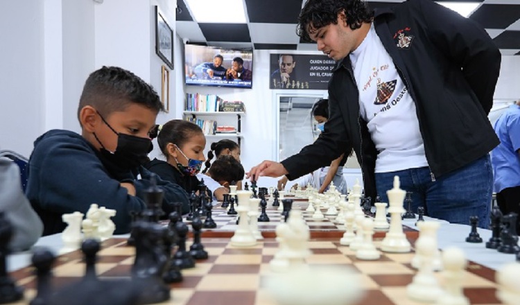 El ajedrez es una disciplina deportiva y herramienta pedagógica no convencional que apoya la labor docente.