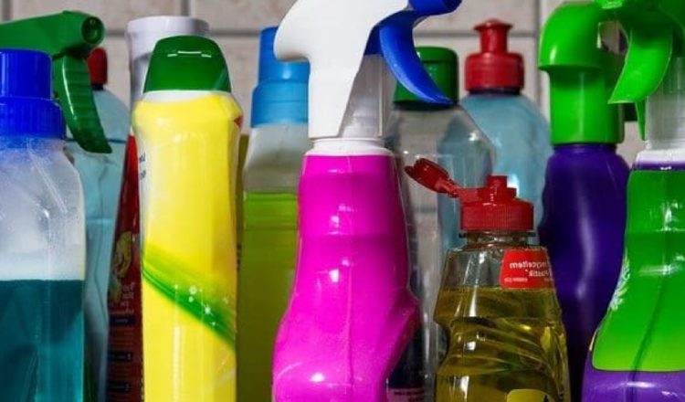 El incremento del 18.6 % en el precio del desinfectante líquido fue el mayor entre los que monitorea el INEC. Pexels