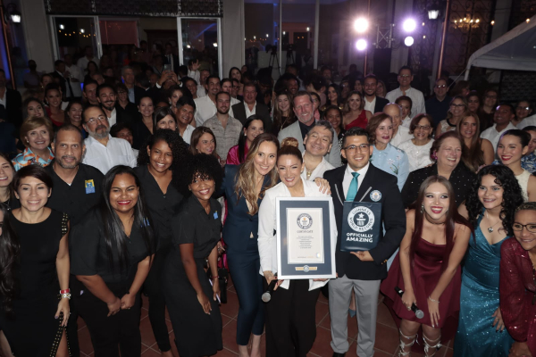 Erika Ender posa con la placa oficial de Guinness World Records e invitados. Foto: Víctor Arosemena