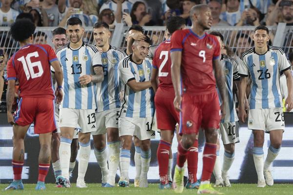 Thiago Almada (c) de Argentina celebra su gol ante Panamá. Foto. EFE