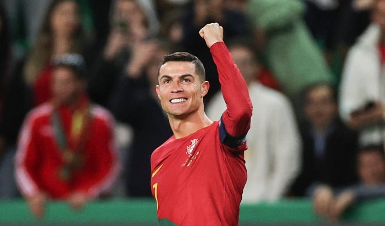 Cristiano Ronaldo de Portugal festeja uno de sus goles. Foto:EFE 