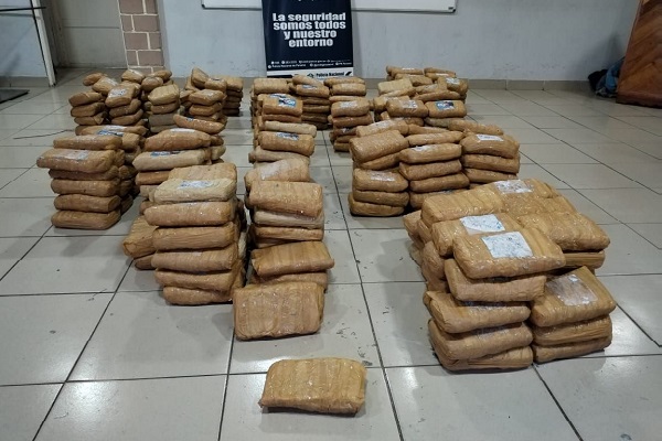 La sustancia ilícita fue trasladada a la sede de la PN en La Chorrera, allí los funcionarios de la Fiscalía de Drogas, efectuaron el conteo de los 348 paquetes de droga. Foto. Eric Montenegro