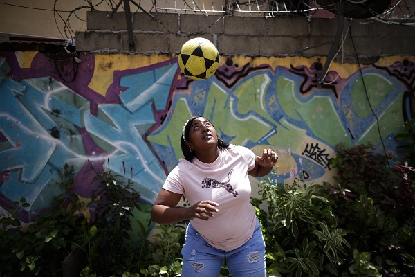 Raiza Gutiérrez, entrenadora de fútbol en Panamá. Foto: EFE
