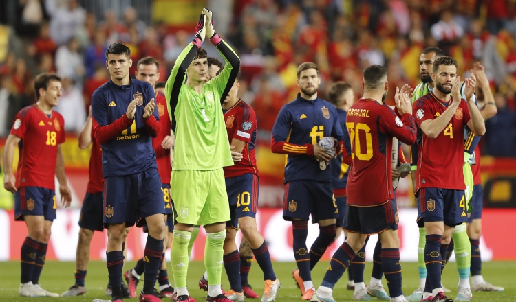 Los jugadores de la selección de España, luego de su triunfo en su primer partido ante Noruega. Foto:EFE
