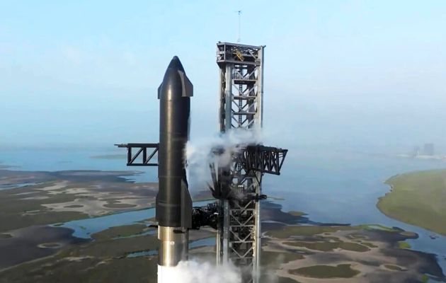 Explota el cohete Starship en los cielos de Texas poco después de despegar. Foto: EFE