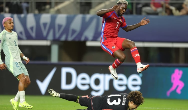 José Luis 'Puma' Rodríguez de Panamá salta ante la salida del portero 'Memo' Ochoa, durante su partido en la Liga de Naciones. Foto: EFE