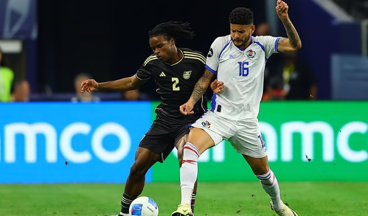 Andrés Andrade de Panamá (der.) disputa el balón con Dexter Lembikisa de Jamaica. Foto.EFE