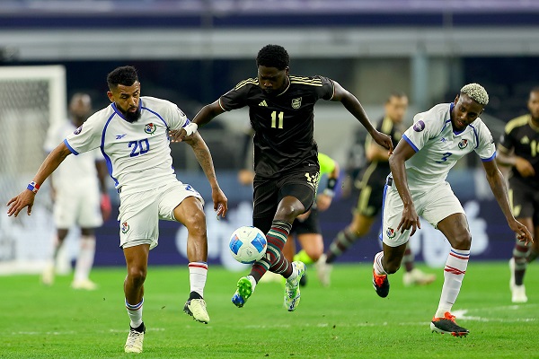 Aníbal Godoy (izq) y José Córdoba (2) de Panamá marcan a Shamar Nicholson de Jamaica (11). Foto: EFE