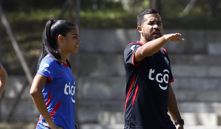 Ignacio 'Nacho' Quintana (der.) durantre los entrenamientos de la selección mayor de fútbol femenino. Foto: EFE