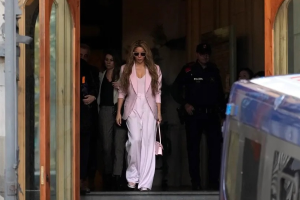 La cantante Shakira a su salida de la Audiencia de Barcelona. Foto: EFE / Enric Fontcuberta